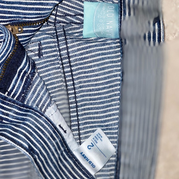 OLD NAVY Size 2, women’s shorts, pinstripe denim - Picture 2 of 3